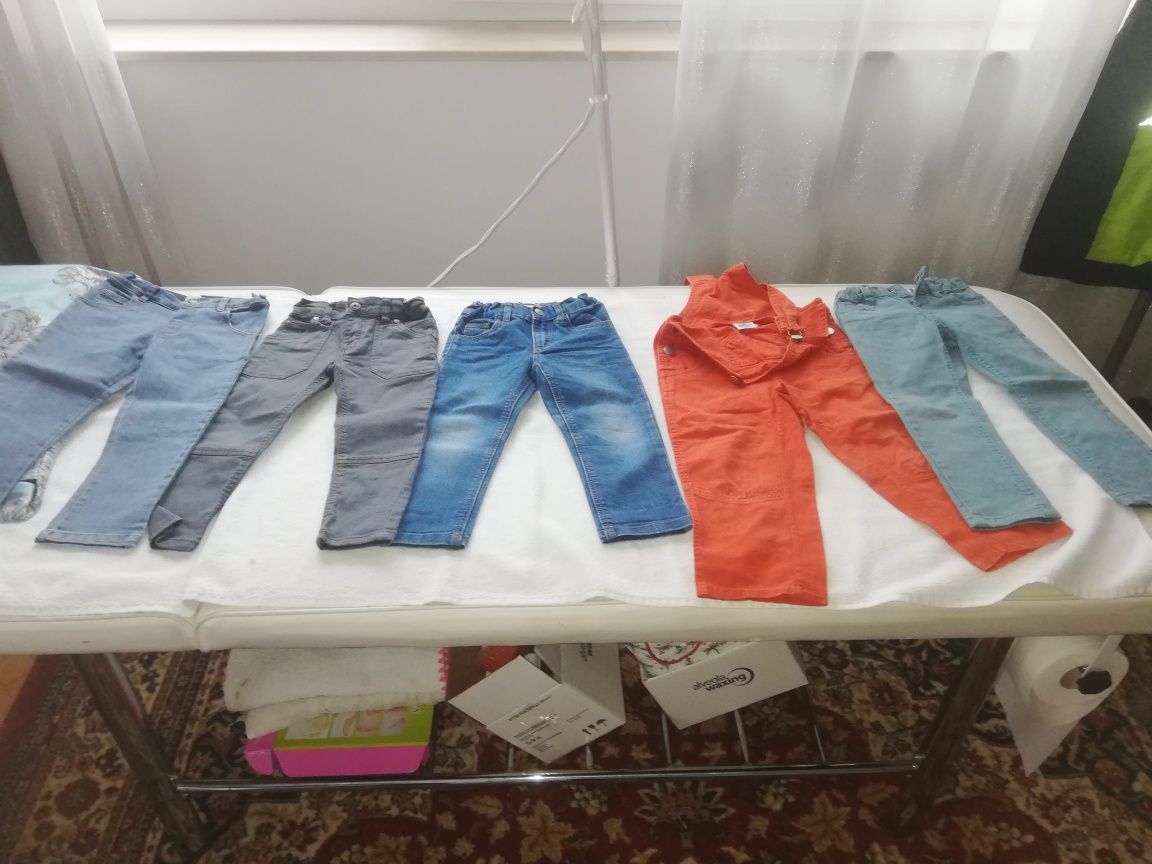 Pantaloni diferiți, blugi, pt băieței vârstă 3 ani!