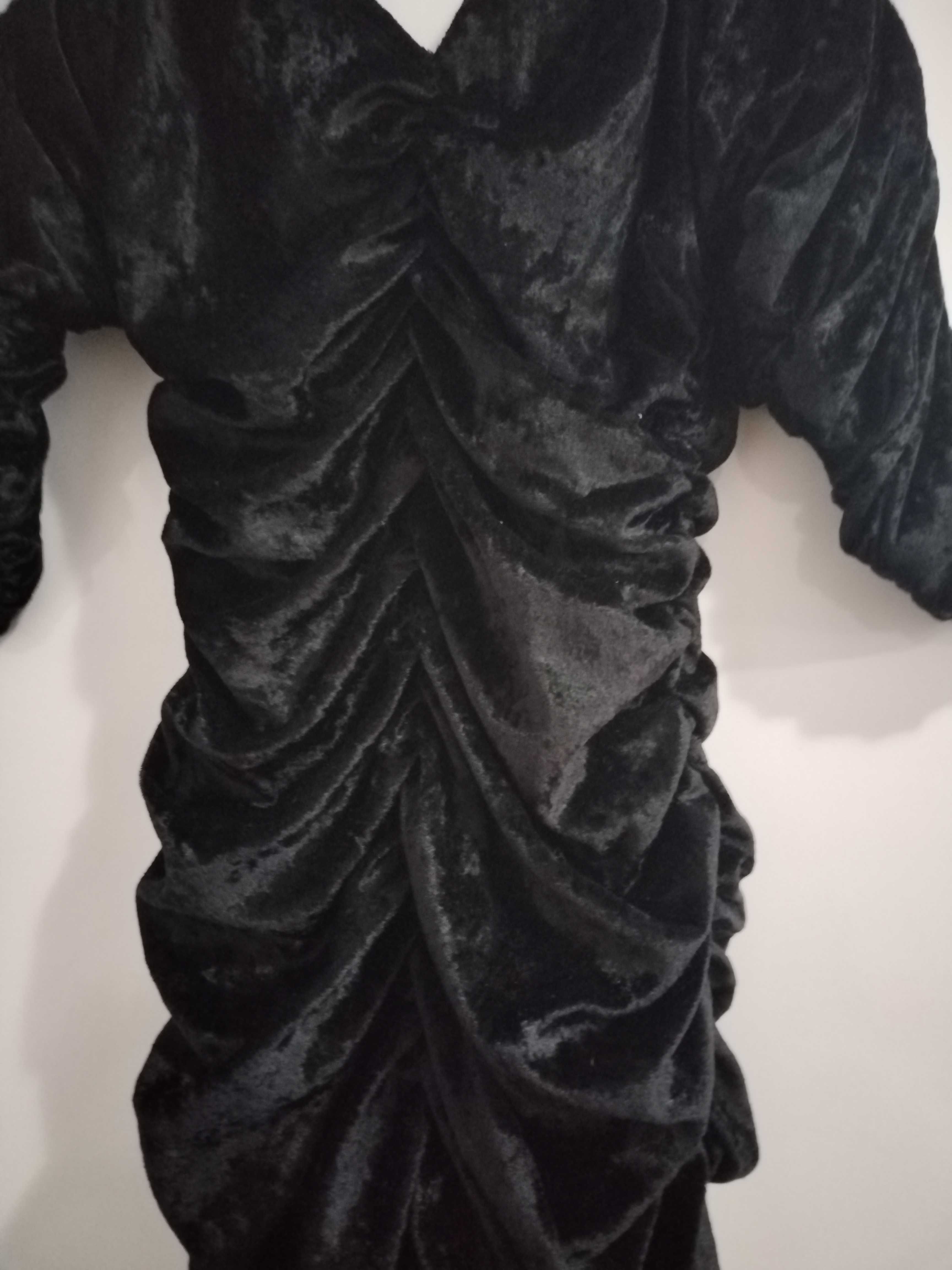 Кадифена еластична рокля с набори