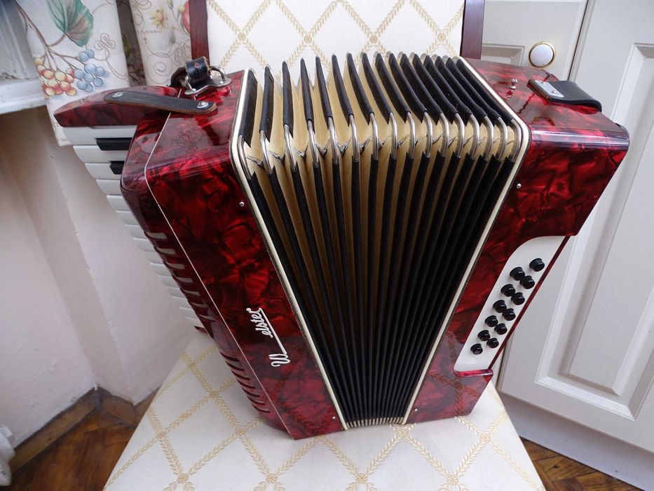 Много запазен стар акордеон Велтмайстер 12 баса