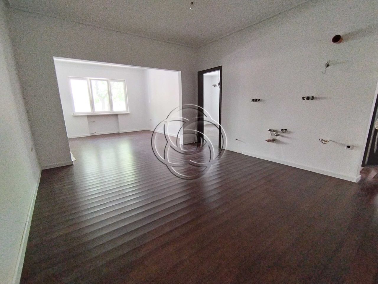 Дава се под наем Тристаен апартамент в София, Център - 132 кв.м за 1000 € - Снимка #2