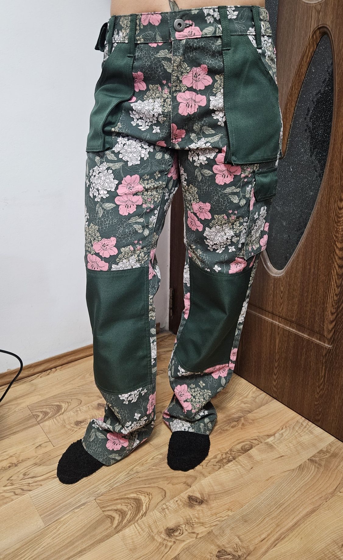 Pantaloni Cargo model floral