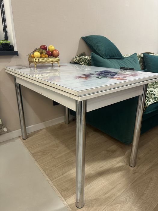 Раздвижной стол со стульями