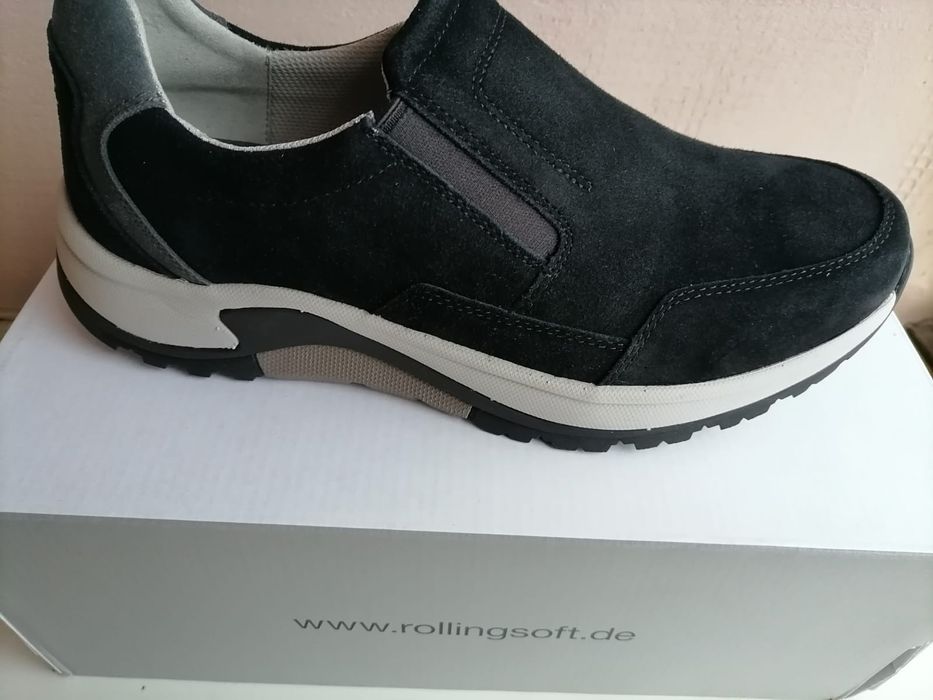 Mocasini noi, piele întoarsă.