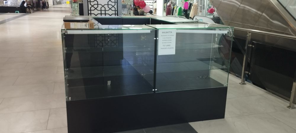 Витрина для продаж сотовых аксессуаров