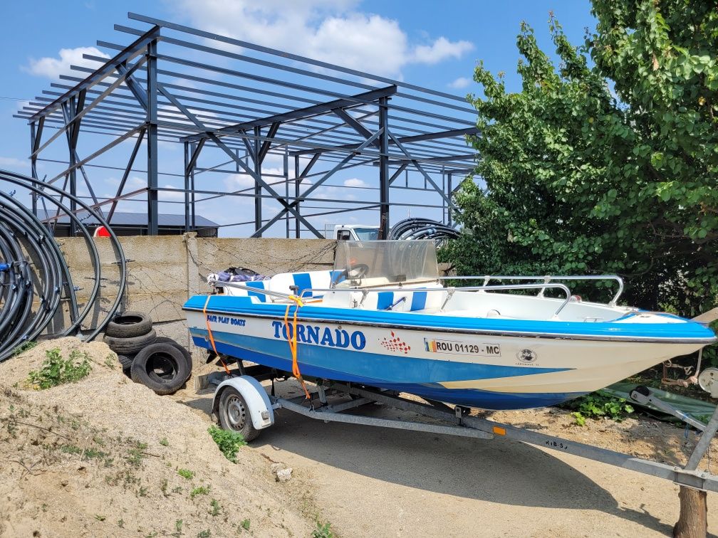 Vand barca cu motor si peridoc