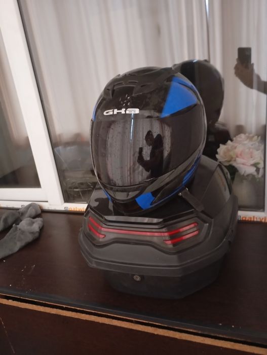 Продам шлем и багажник для мопеда