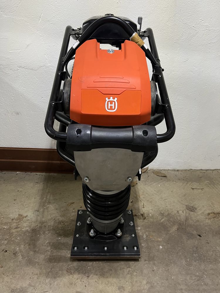 Vând mai compactor Husqvarna LT8005 disel model 2023