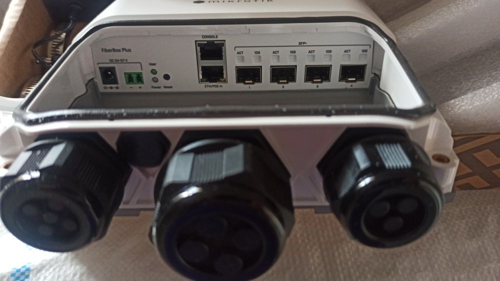 Switch MikroTik 10 Gigabit PoE - CRS305-1G-4S+OUT