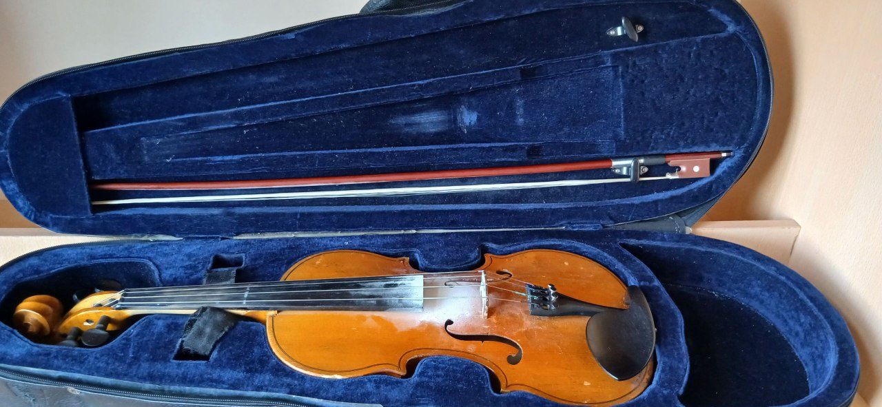 Скрипка 4/4 сотилади,(Россия) футляр, смычок, комплект. Нархи 140 $.