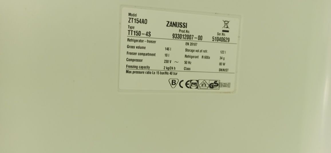 Продавам малък хладилник Zanussi