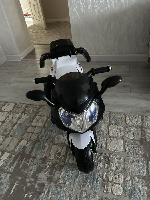 детский транспорт/машина или мото.