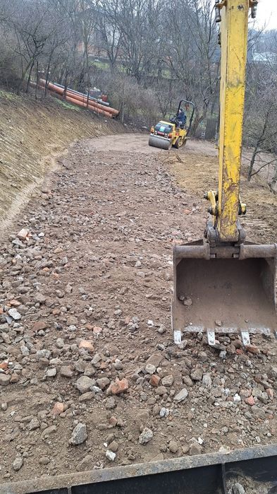 Beton concasat utilizabil ca  și strat suport pe strada sau parcare.