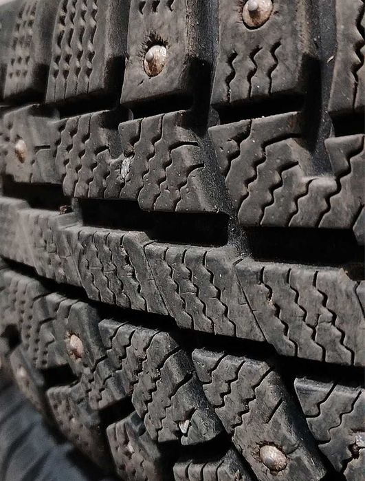 Зимняя шипованная резина 175/70/R13 с дисками! Комплект 4 колеса.