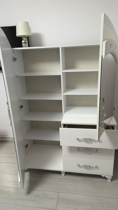 Comoda/masă de toaleta