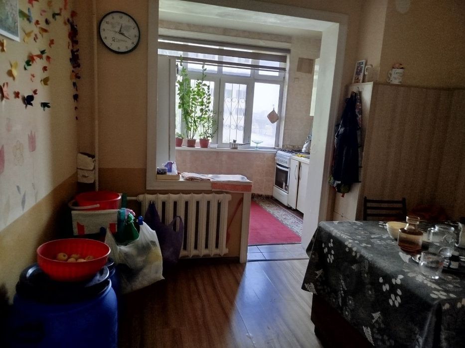 Oila bilan turushga o'qiydigan ishlaydigan qizlar ayolga kvartira bor
