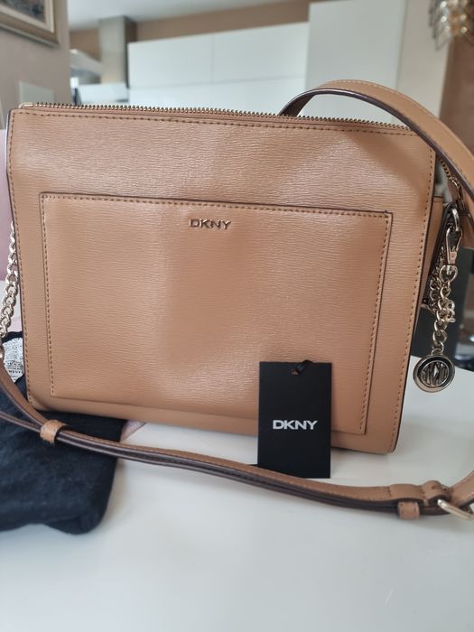 Кожена чанта DKNY за рамо, с регулируема дръжка