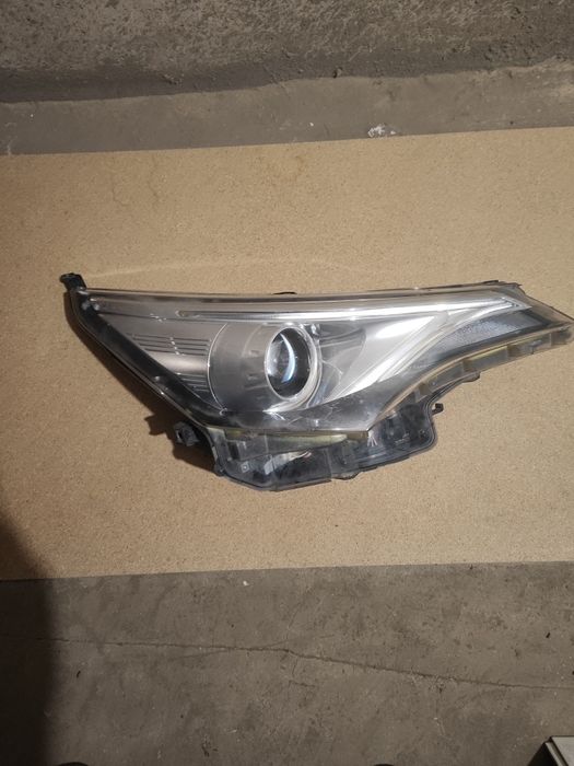 Дясен фар Тойота Авенсис Т27