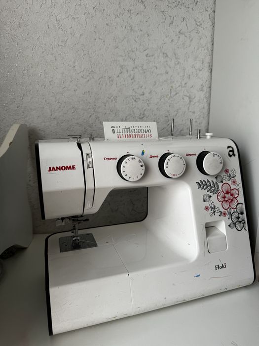 Продам швейную машинку Janome