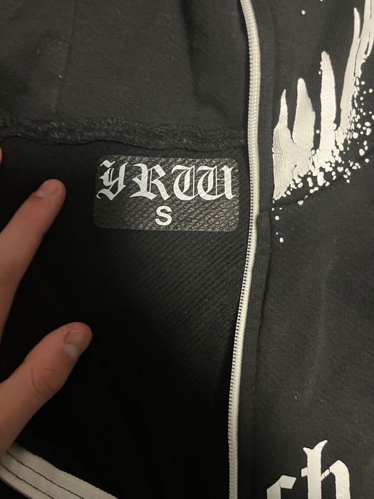 Vând hanorac young rich white