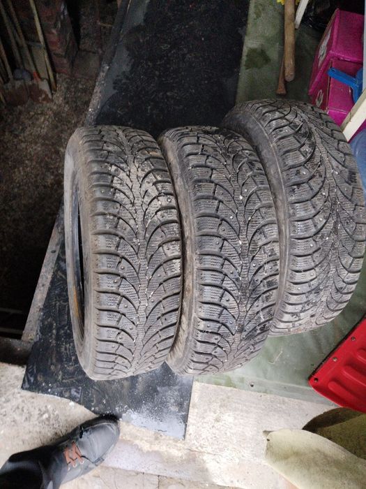 Продаётся резина зима шипы 3 шт