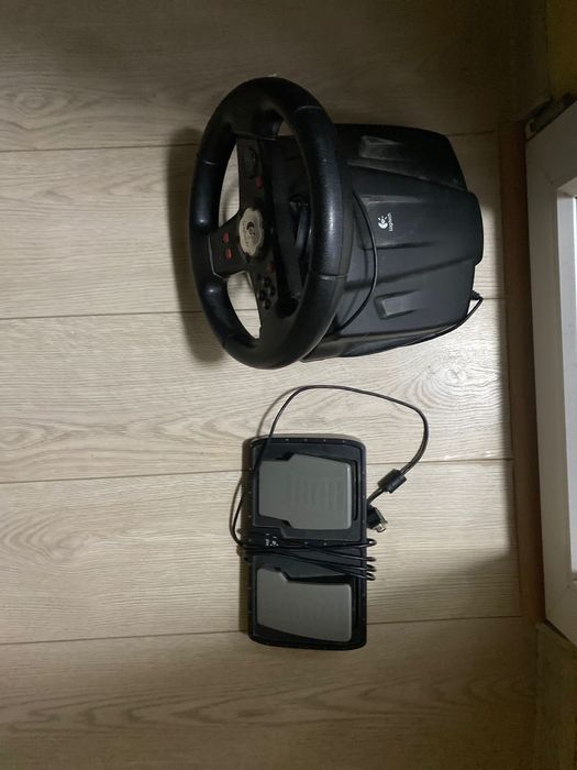 Продавам волан и педали Logitech