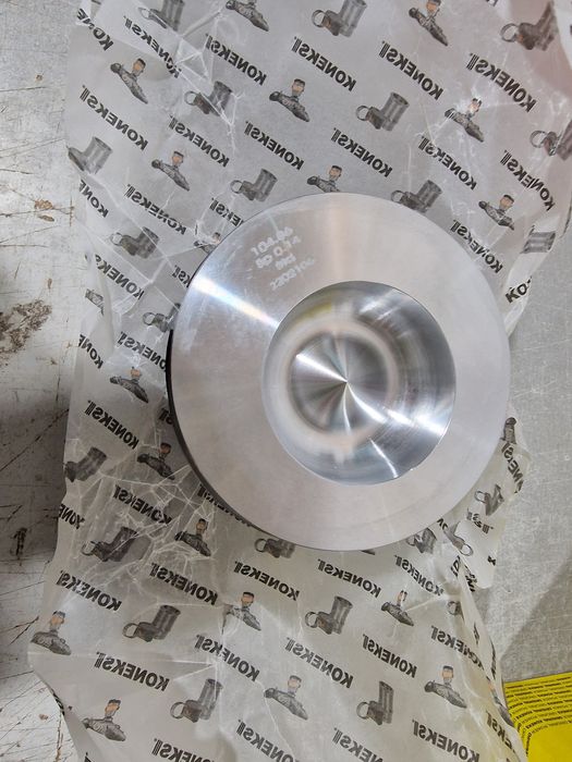 Piston echipat tractor fiat diametru 105 camera ardere într-o parte se