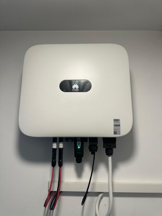 Vand  doua bucati invertor Huawei