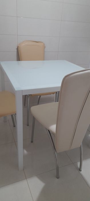 Masa dining+ 4 scaune gratis.