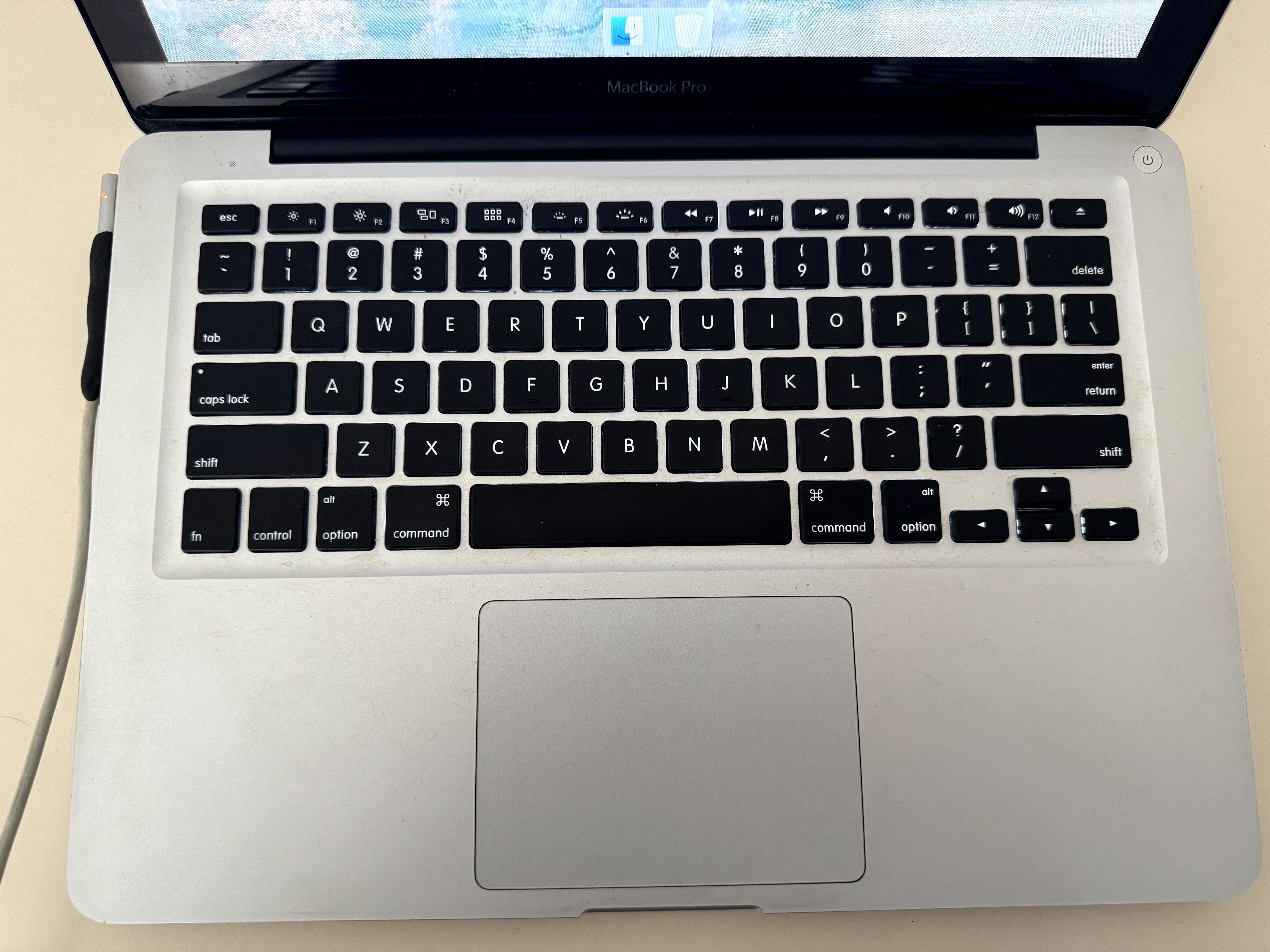 MacBook Pro 13-inch, early 2011 - добро състояние (със зарядно)