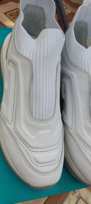 Кожангый ақ кроссовка