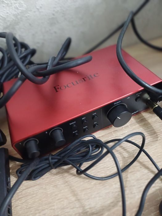 Продается звуковая карта Focusrite Scarlett 2i2 4
