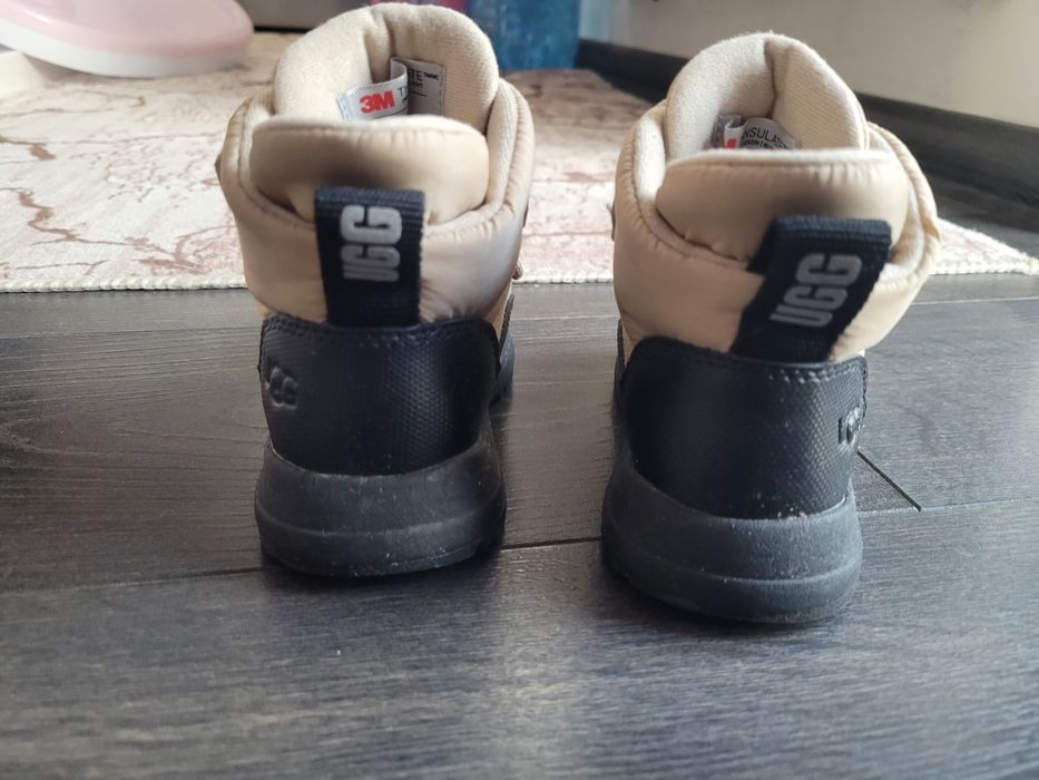 Непромокряеми боти UGG