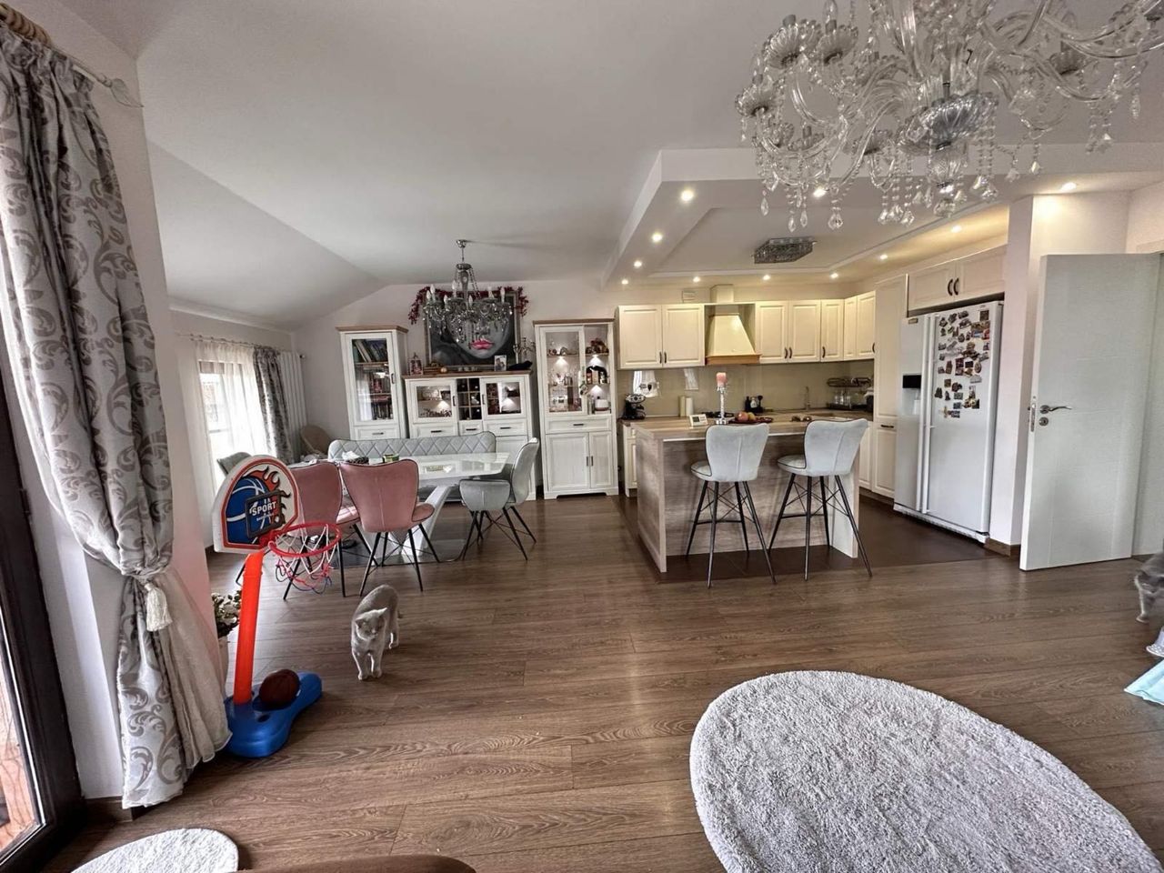 Продава се Тристаен апартамент в Казанлък - 133 кв.м за 1342 €/кв.м - Снимка #2