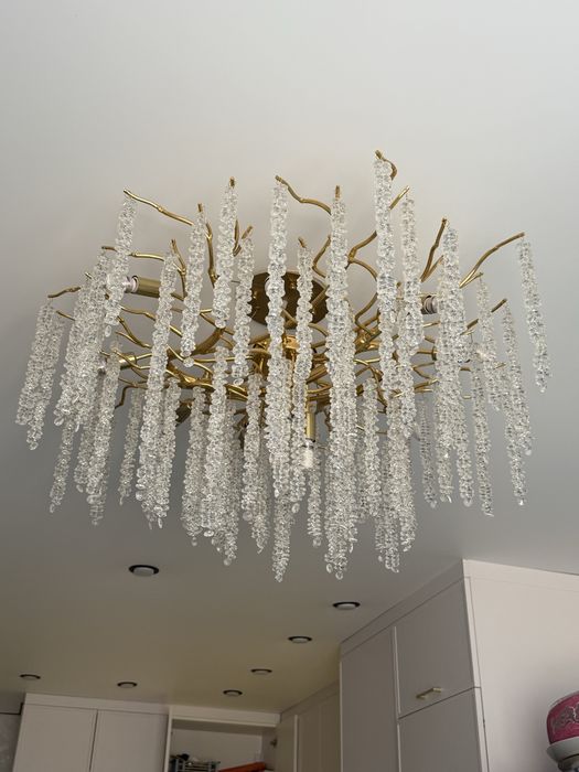 Продам шикарную люстру для гостинной