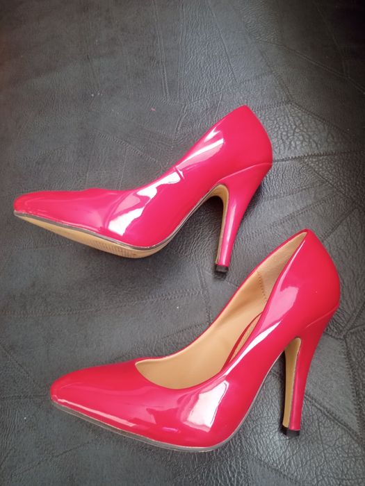 Елегантни дамски обувки номер 35