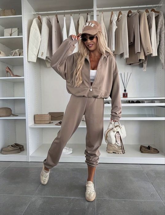 Дамски спортно-елегантен комплект от две части с цип, бежов.