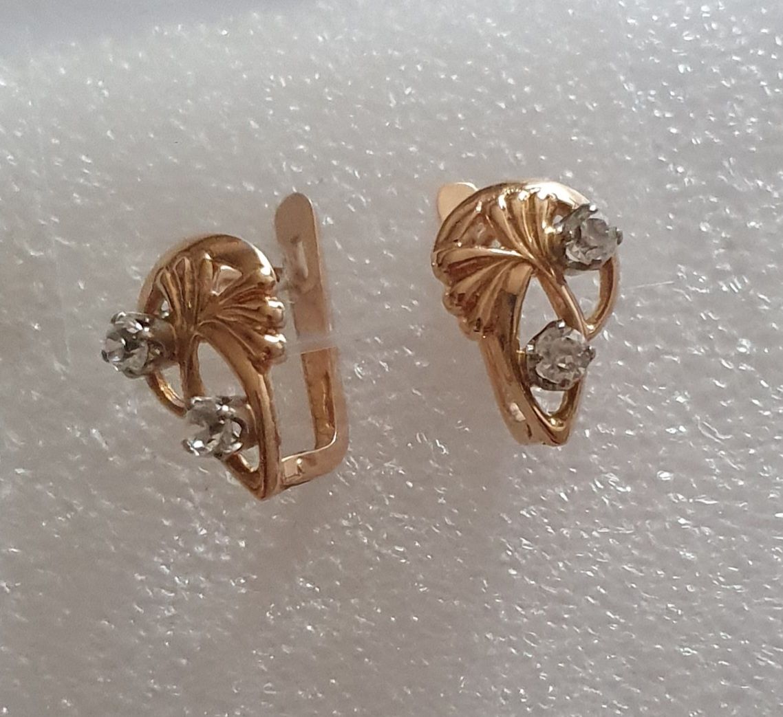 Сережки    золотые.