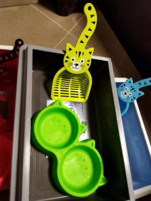 Котешка тоалетна с борд(за малки котенца, котка),лопатка и купичка.