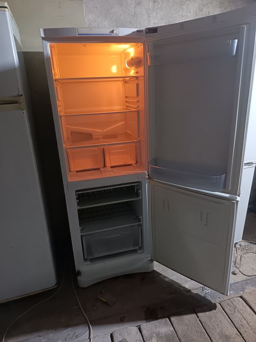 Продам холодильник Индизит