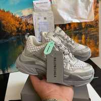 Adidasi unisex Balenciaga ,cu certificat 

37 38 39 39

170 lei