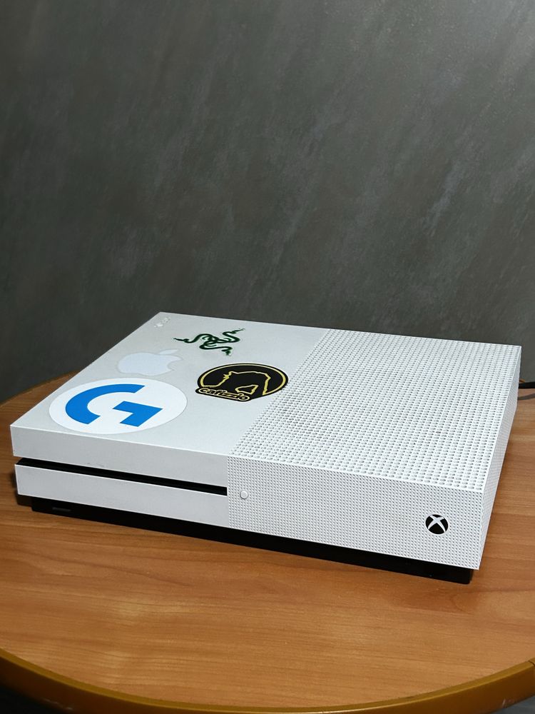 Xbox One S cu 2 controllere si 4 jocuri