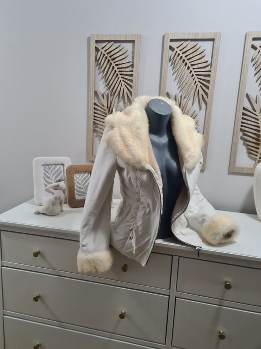 Palton scurt  alb cu blanita la guler și maneci