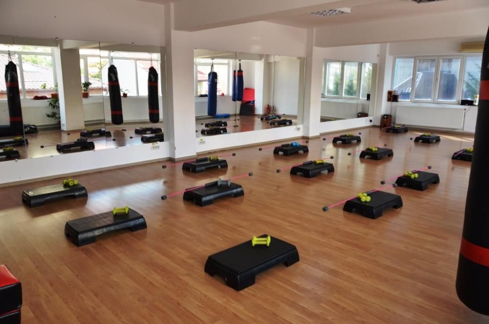 Inchiriez cu ora spatiu, sala aerobic, dans,prezentari,cursuri, karate
