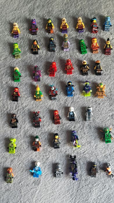 Vând minifigurine Lego Ninjago