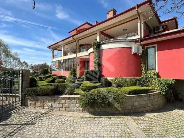 Продава се Хотел в Карлово - 1908 кв.м за 869 €/кв.м - Снимка #1
