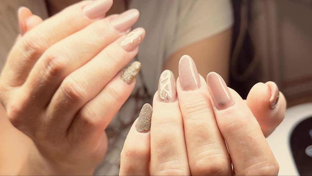 Manichiura cu gel / programari disponibile ptr luna Decembrie