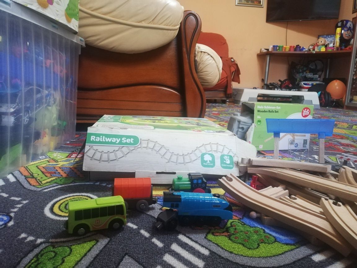 Set cale ferata și trenulețe lemn, 2 mașini plastic și 2 jocuri bebe
