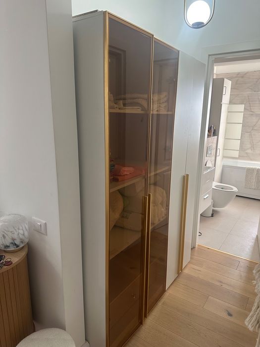 dulap/dressing cu spațiu pentru umerașe.