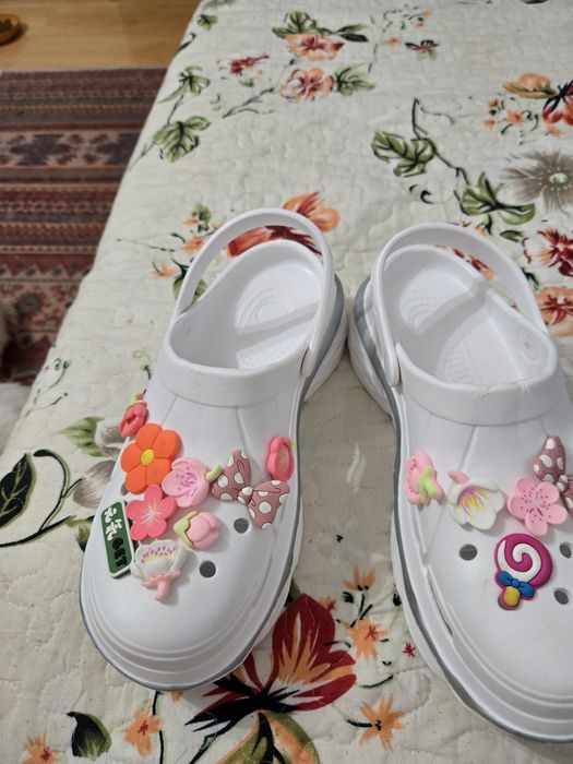 Vând saboți crocs foarte moderni și usori