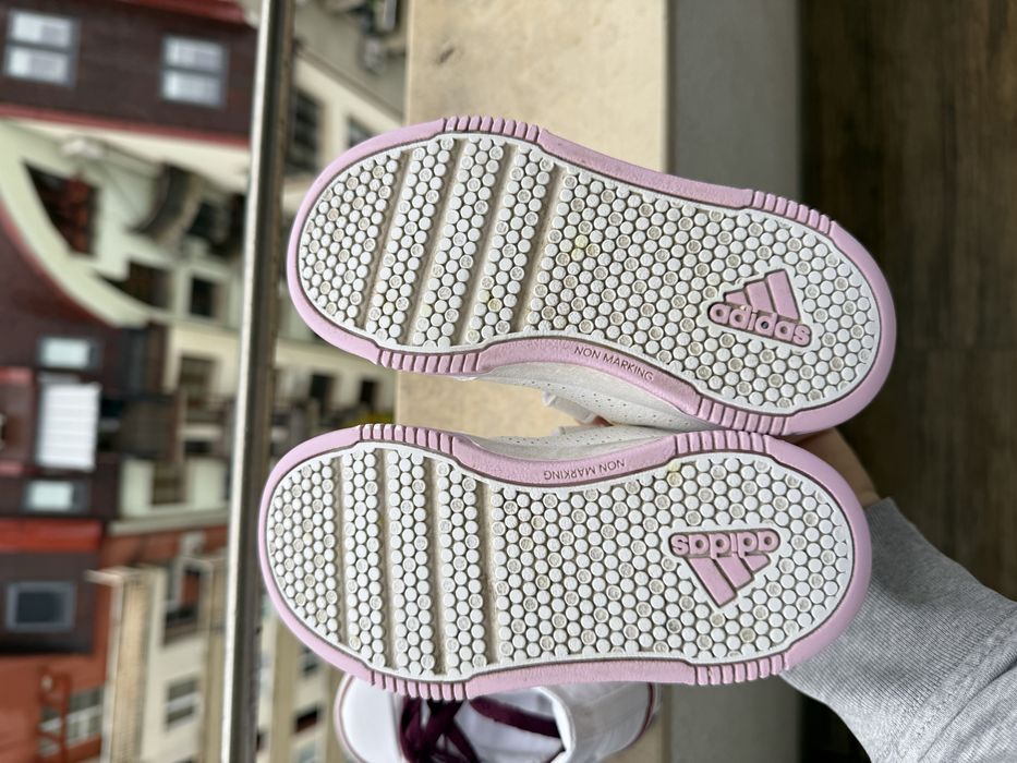 Маратонки Adidas и кецове Converse - 24 номер